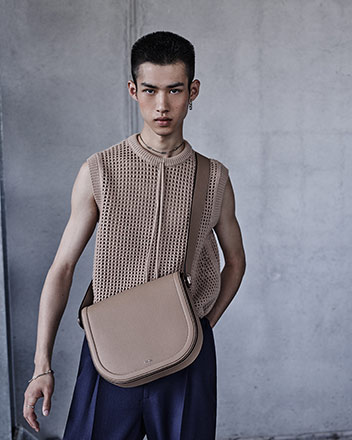 استمتع برحلات الصيف مع حقيبة Fendi Chiodo